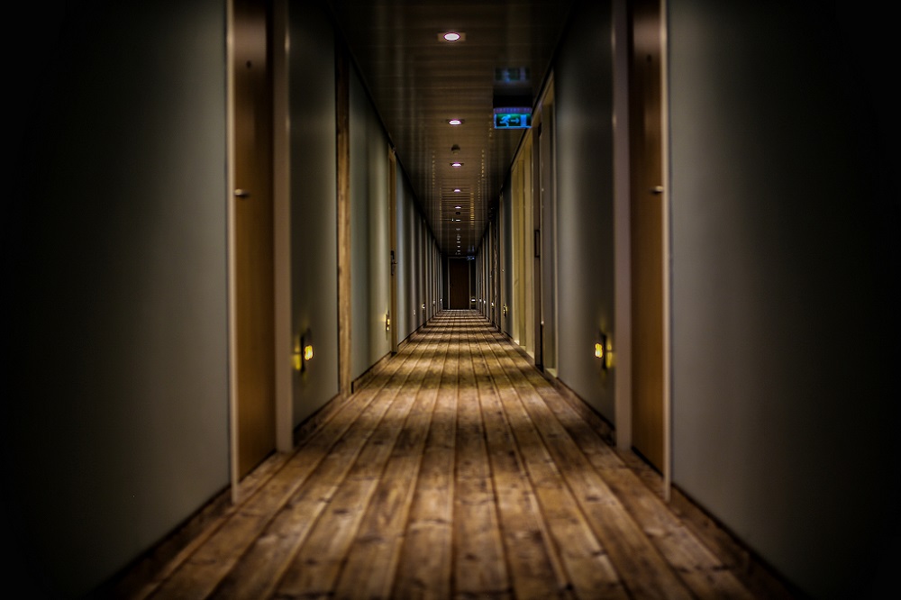 puerta-madera-hoteles-dhg-3